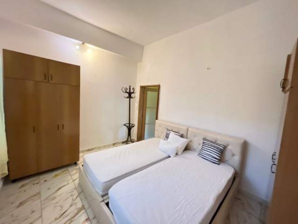 Tirane, jepet me qera Vile 300 m² 1.100 Euro (Riza Cerova)