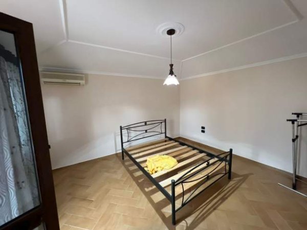 Tirane, jepet me qera Vile 300 m² 1.100 Euro (Riza Cerova)