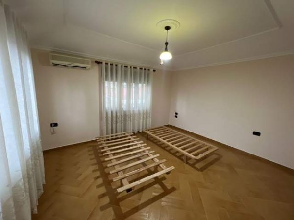 Tirane, jepet me qera Vile 300 m² 1.100 Euro (Riza Cerova)