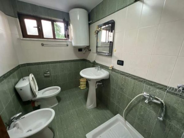 Tirane, jepet me qera Vile 300 m² 1.100 Euro (Riza Cerova)