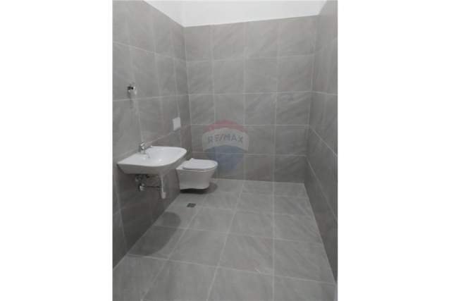 Tirane, jepet me qera ambjent biznesi Kati 1, 147 m² 1.200 Euro (Rruga e Dibres)