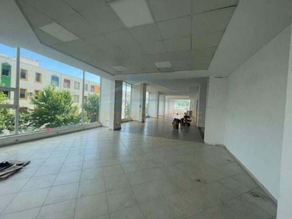 Durres, jepet me qera ambjent biznesi Kati 1, 560 m² 1.500 Euro (spitali)