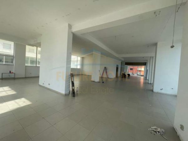 Durres, jepet me qera ambjent biznesi Kati 1, 560 m² 1.500 Euro (spitali)