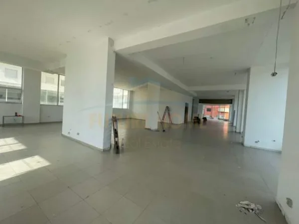 Durres, jepet me qera ambjent biznesi Kati 1, 560 m² 1.500 Euro (spitali)