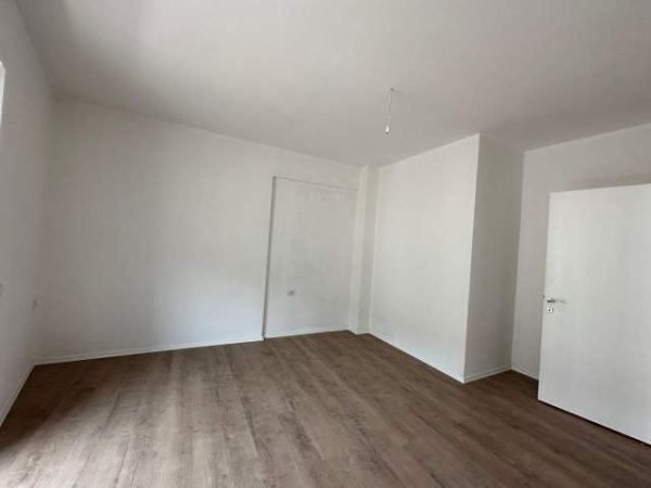 Tirane, shitet apartament 1+1 Kati 2, 108 m² 2.000 Euro/m2