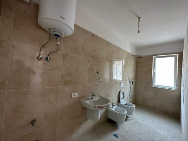 Tirane, shitet apartament 1+1 Kati 2, 108 m² 2.000 Euro/m2