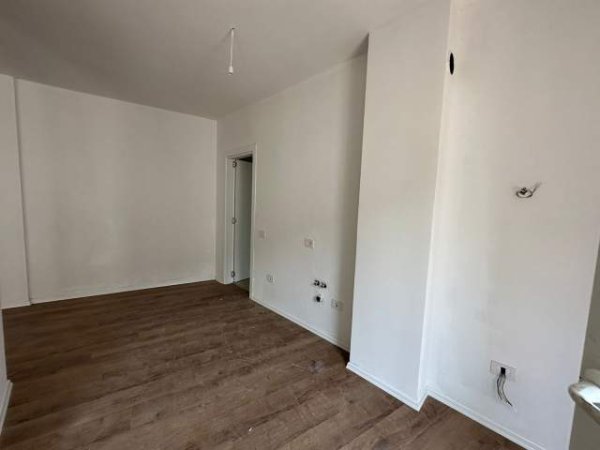 Tirane, shitet apartament 1+1 Kati 2, 108 m² 2.000 Euro/m2