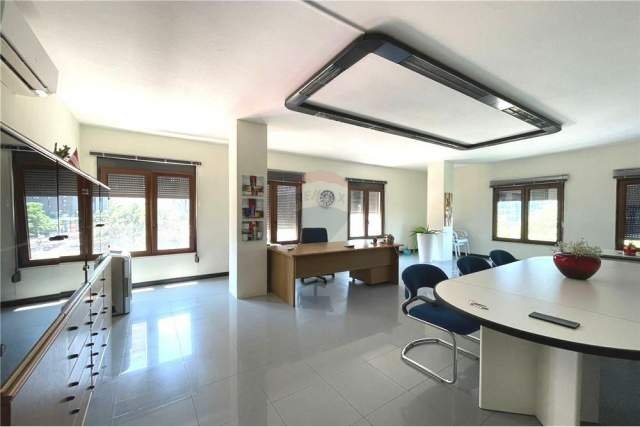 Tirane, jepet me qera ambjent biznesi Kati 1, 100 m² 1.000 Euro (Rr. Elbasanit)