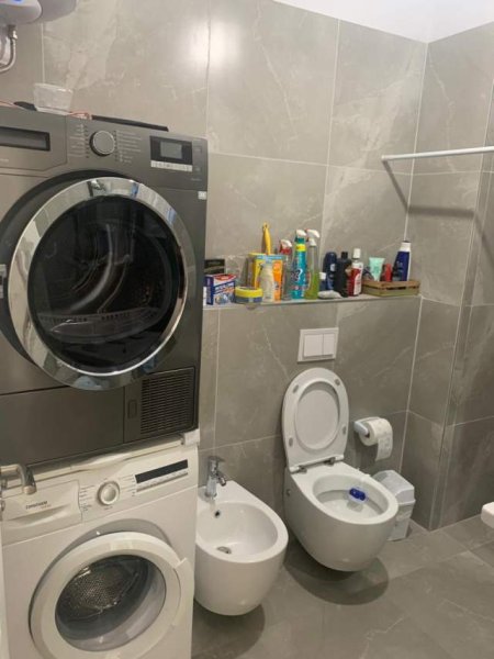 Tirane, jepet me qera apartament 1+1+BLK Kati 8, 60 m² 400 Euro (Oxhaku)