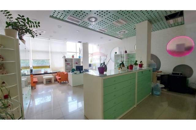Tirane, jepet me qera ambjent biznesi Kati 1, 76 m² 500 Euro (Brryli)