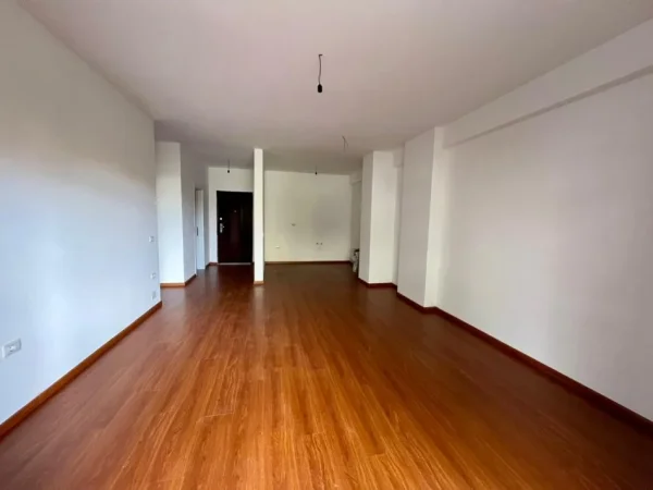 Tirane, jepet me qera apartament 2+1+Ballkon Kati 2, 128 m² 650 € (Rruga Ndre Mjeda)