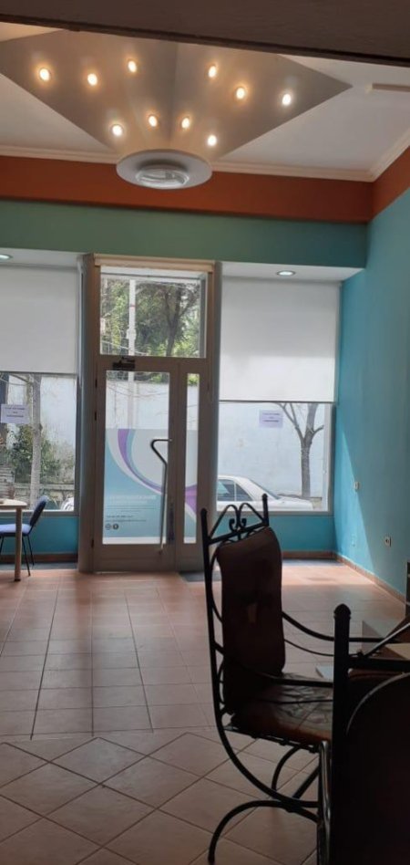 Jepet me Qira Ambient Biznesi me Siperfaqe 61.4 m² Pranë Ambasadës Suedeze, Qyteti Studenti, 61 m² 550 €uro