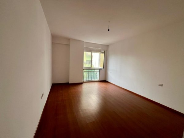 Tirane, jepet me qera apartament 2+1+Ballkon Kati 2, 128 m² 650 € (Rruga Ndre Mjeda)