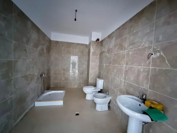 Tirane, jepet me qera apartament 2+1+Ballkon Kati 2, 128 m² 650 € (Rruga Ndre Mjeda)