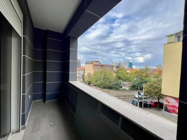 Tirane, jepet me qera apartament 2+1+Ballkon Kati 2, 128 m² 650 € (Rruga Ndre Mjeda)