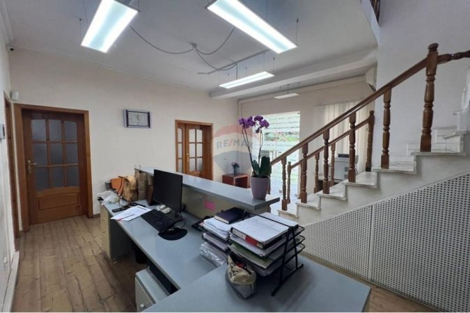 Tirane, jepet me qera zyre , 290 m² 2.800 € (Rruga Skender Luarasi, Tirane)
