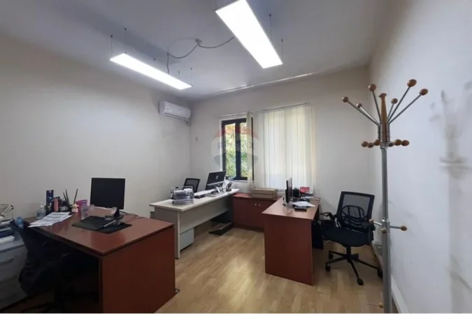Tirane, jepet me qera zyre , 290 m² 2.800 € (Rruga Skender Luarasi, Tirane)