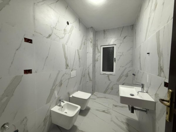 Tirane, jepet me qera zyre Kati 4, 178 m² 1.700 € (Sheshi Willson)