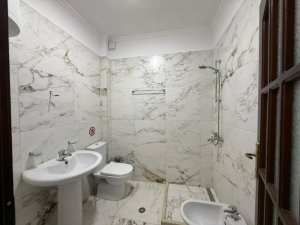 Tirane, jepet me qera zyre Kati 4, 178 m² 1.700 € (Sheshi Willson)