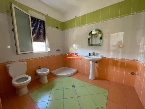 Vlore, shitet apartament 1+1+Ballkon Kati 8, 71 m² 113.000 € (Rruga Gjergj A|rianiti)