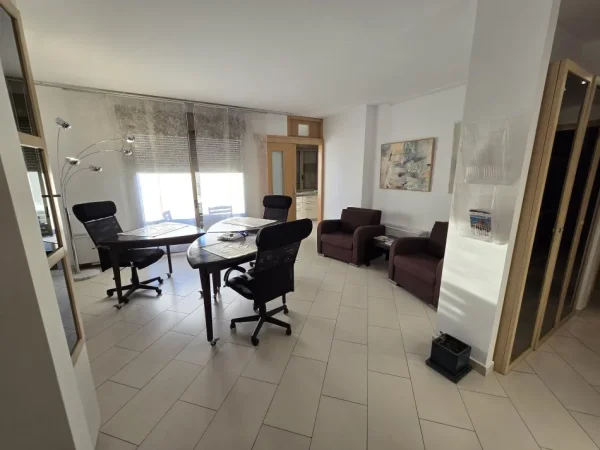 Tirane, jepet me qera ambjent biznesi Kati 9, 107 m² 1.100 € (Qender)