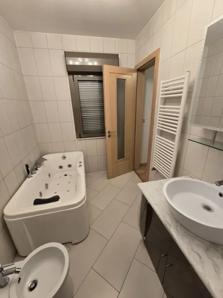 Tirane, jepet me qera ambjent biznesi Kati 9, 107 m² 1.100 € (Qender)