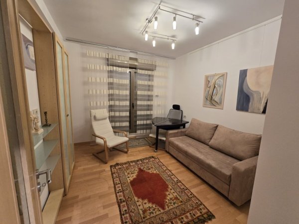 Tirane, jepet me qera ambjent biznesi Kati 9, 107 m² 1.100 € (Qender)