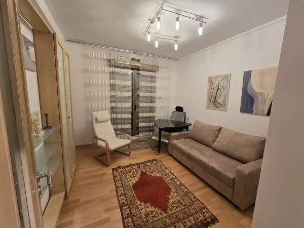 Tirane, jepet me qera ambjent biznesi Kati 9, 107 m² 1.100 € (Qender)