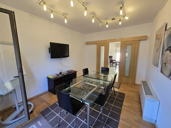 Tirane, jepet me qera ambjent biznesi Kati 9, 107 m² 1.100 € (Qender)