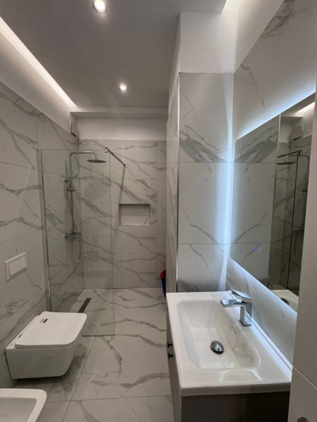 Tirane, jepet me qera apartament 1+1+Ballkon Kati 2, 60 m² 700 € (Rruga Viktor Eftimiu)