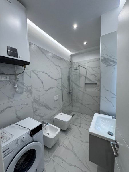 Tirane, jepet me qera apartament 1+1+Ballkon Kati 2, 60 m² 700 € (Rruga Viktor Eftimiu)