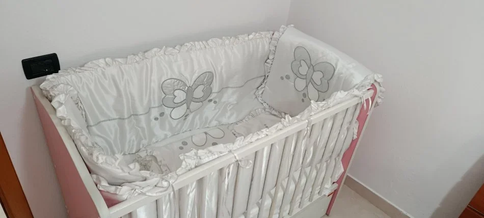 Tirane, shes KREVAT LEKUNDES PER FEMIJE BEBE i kompletuar me gjithcka nevojitet 90 €