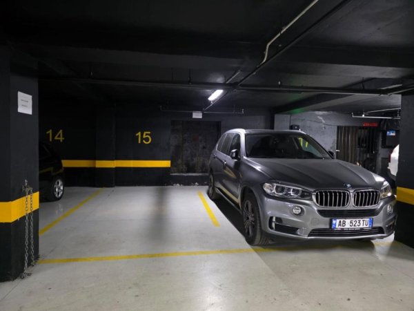Tirane, shiten super 2 garazhe | post parkimi Kati -2, sip 20 m² secili, ne total 2 garazhet = 40m2  (Gjik Kuqali, ne hyrje te Kompleksit Dinamo)