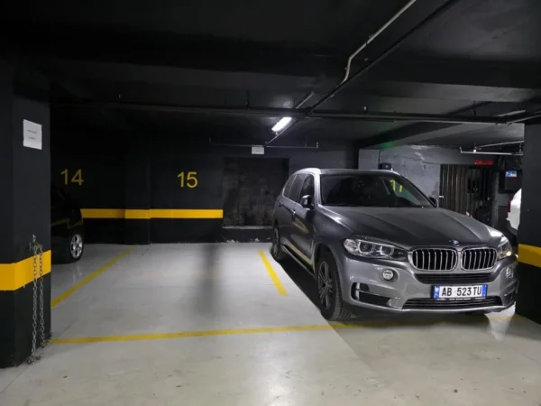 Tirane, shiten super 2 garazhe | post parkimi Kati -2, sip 20 m² secili, ne total 2 garazhet = 40m2  (Gjik Kuqali, ne hyrje te Kompleksit Dinamo)