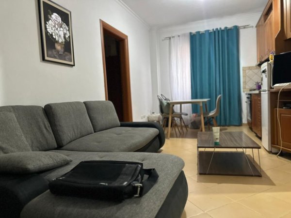 Tirane, jepet me qera apartament 2+1 Kati 3, 450 € (astir)