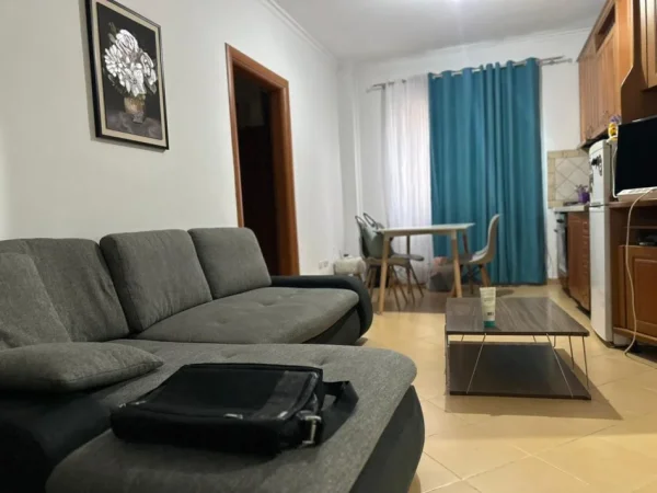 Tirane, jepet me qera apartament 2+1 Kati 3, 450 € (astir)