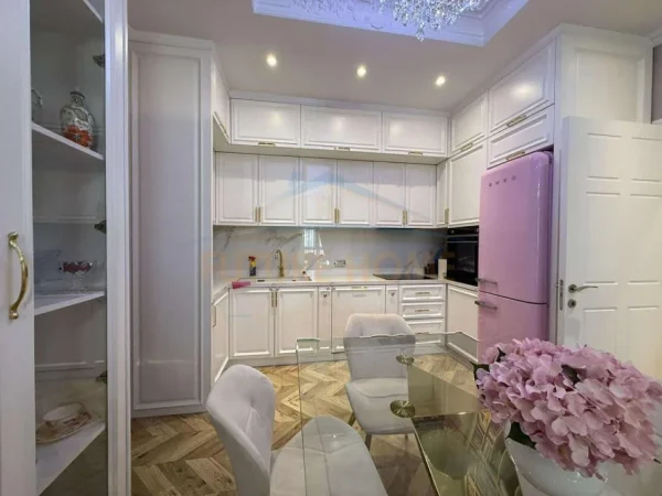 Tirane, shitet apartament 2+1+Ballkon Kati 9, 103 m² 350.000 € (Square 21)