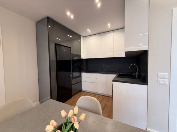 Tirane, jepet me qera apartament 2+1 Kati 8, 96 m² 1.100 € (Rruga Hoxha Tahsim)