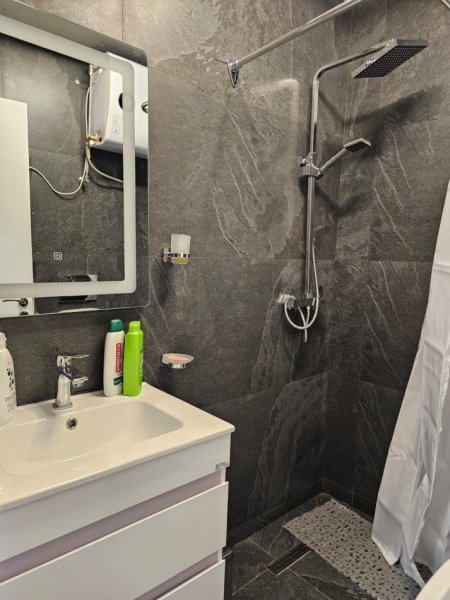 Tirane, jepet me qera apartament 1+1 Kati 1, 60 m² 700 € (Rruga Fortuzi)