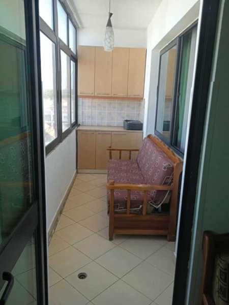 Tirane, jepet me qera apartament 1+1+Ballkon Kati 5, 65 m² 300 € (Prane Treshit, 5 minuta nga stacioni i urbanit.)