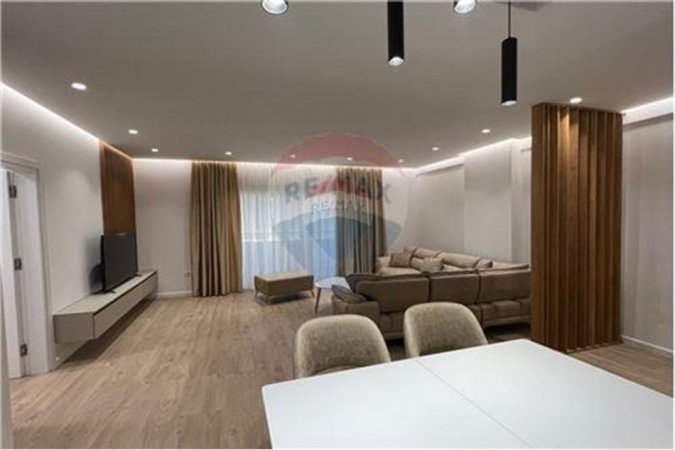 Tirane, jepet me qera apartament 2+1 Kati 5, 1.100 € (Zogu i Zi)