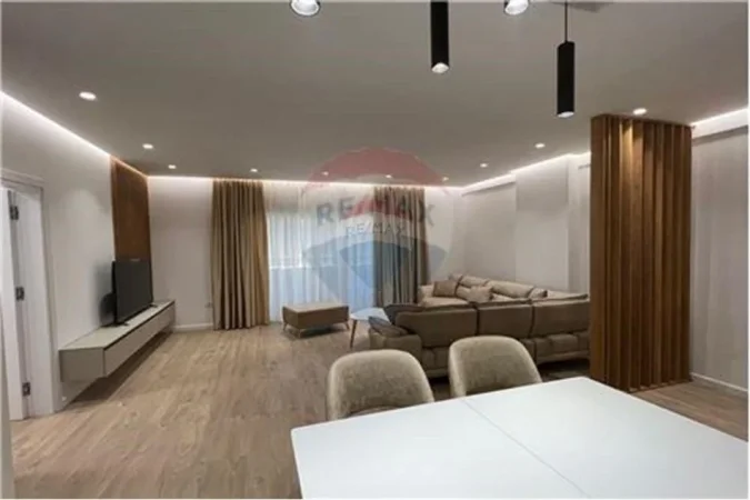 Tirane, jepet me qera apartament 2+1 Kati 5, 1.100 € (Zogu i Zi)