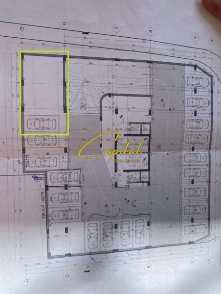Tirane, jepet me qera magazine Kati -2, 15 m² 300 € (KOMUNA E PARISIT)