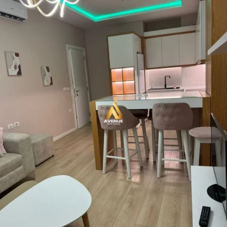 Tirane, jepet me qera apartament 2+1+Ballkon Kati 3, 100 m² 700 € (ish dogana)