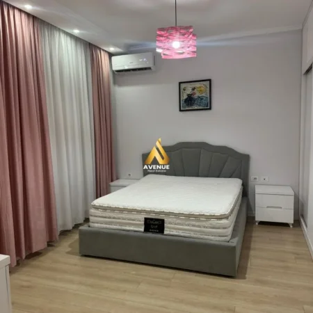 Tirane, jepet me qera apartament 2+1+Ballkon Kati 3, 100 m² 700 € (ish dogana)