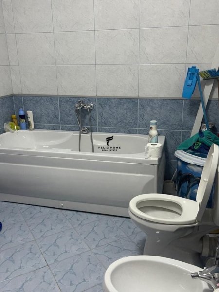 Tirane, jepet me qera apartament 2+1 Kati 3, 120 m² 750 € (XHAMLLIKU)