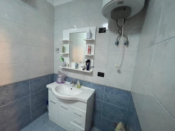 Tirane, jepet me qera apartament 2+1 Kati 3, 120 m² 750 € (XHAMLLIKU)