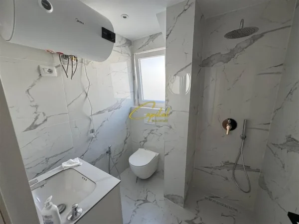 Tirane, jepet me qera apartament 1+1 Kati 4, 65 m² 650 € (ISH STACIONI TRENIT)