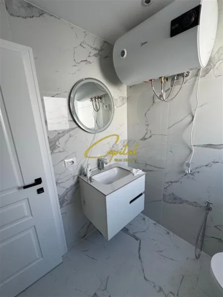 Tirane, jepet me qera apartament 1+1 Kati 4, 65 m² 650 € (ISH STACIONI TRENIT)