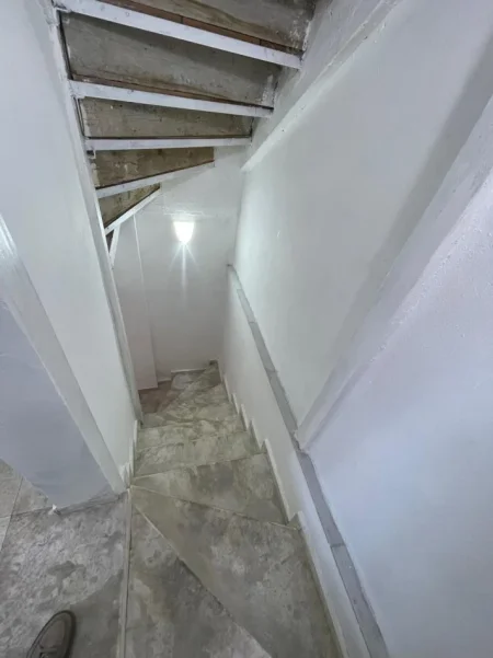 Tirane, jepet me qera Vile , 84 m² 800 € (Selvia)